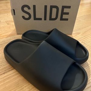 Yeezy Slide Onyx M10 - NWT